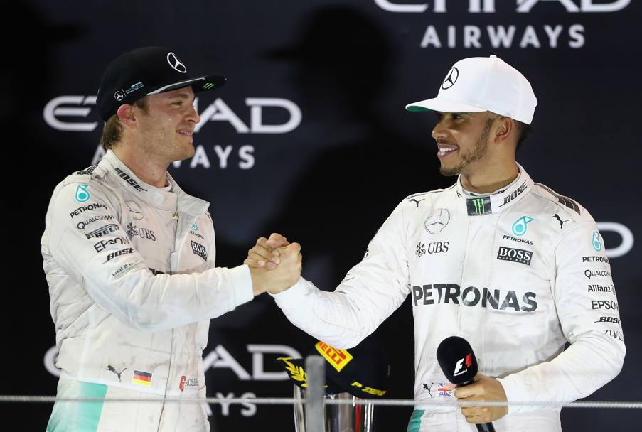Stretta di mani tra i grandi rivali del team Mercedes, Nico Rosberg e Lewis Hamilton. Qui sul podio di Abu Dhabi (Getty Images)
